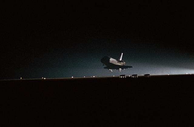 NASA image: LANDING - STS-8 - CA