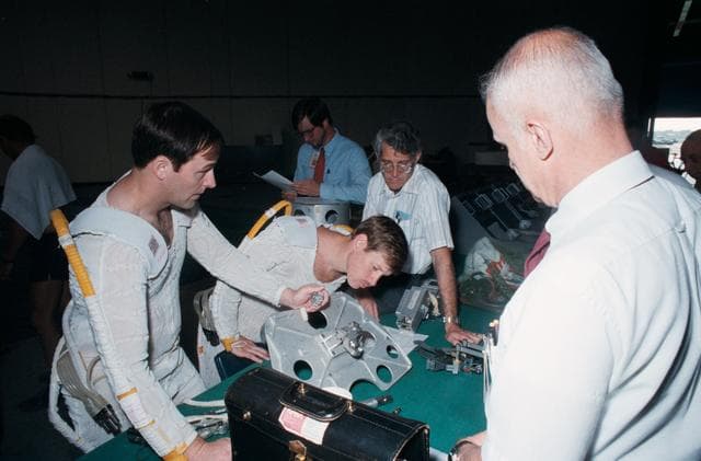 NASA image: CREW TRAINING (SYNCOM IV) - STS-23/51D - JSC