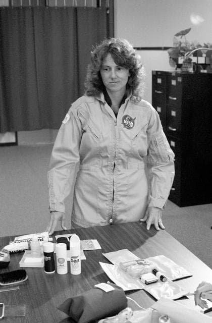 NASA image: TEACH-IN-SPACE PARTICIPANT - BARBARA MORGAN - SUIT/HYGIENE BRIEFING