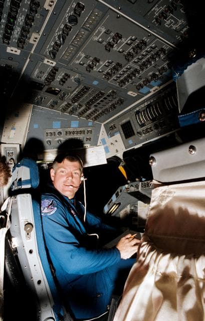 NASA image: STS-29 Commander Coats in JSC fixed base (FB) shuttle mission simulator (SMS)