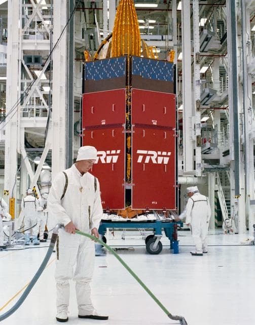 NASA image: STS-29 tracking and data relay satellite D (TDRS-D) mating at KSC VPF