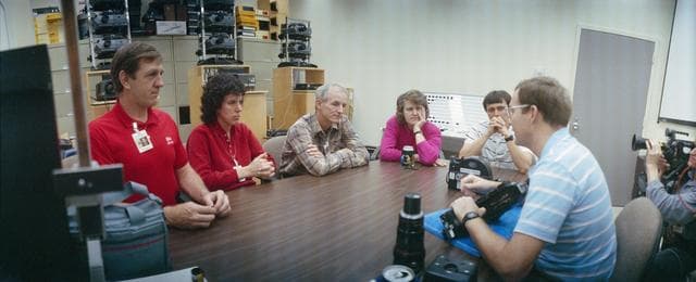 STS-34 crewmembers during ARRIFLEX camera equipment briefing