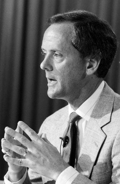 NASA image: STS-34 MCC lead flight director James M. Heflin, Jr at T-30 press briefing