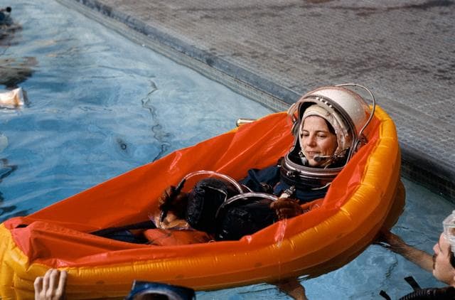 NASA image: STS-32 MS Dunbar wearing LES floats in life raft during water egress training