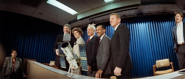 NASA image: PHOTOS OF STS-31 (DISCOVERY) CREW WITH MODELS OF THE HUBBLE SPACE