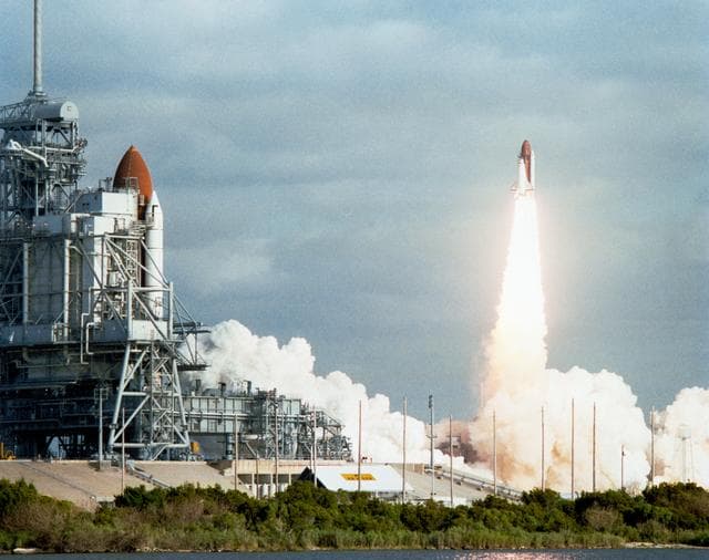 NASA image: STS-31 Discovery, OV-103, liftoff from KSC