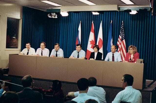 NASA image: STS-71 astronauts and cosmonauts answer questions from the press