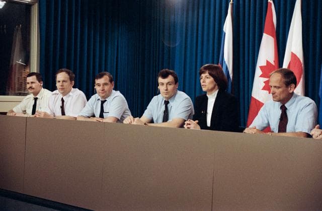 NASA image: STS-71 Cosmonaut and Astronauts meet the press