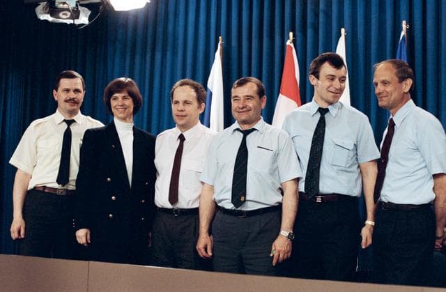 NASA image: STS-71 cosmonauts and astronauts pose for photo after news conference