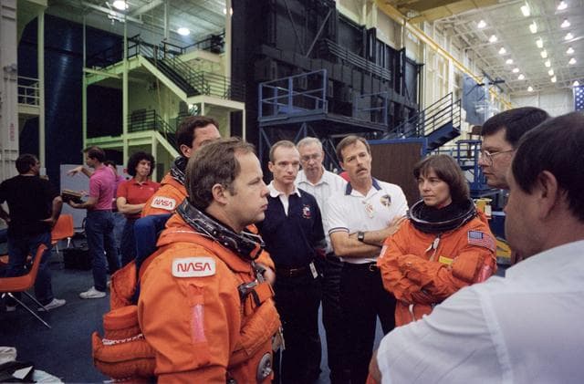 STS-71 astronauts and cosmonauts during egress training