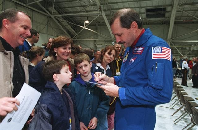 NASA image: STS-103 crew return at building 990, Ellington Field