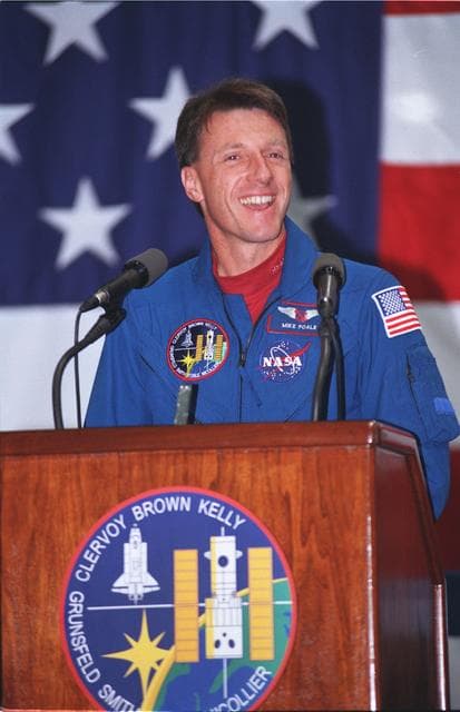 NASA image: STS-103 crew return at building 990, Ellington Field