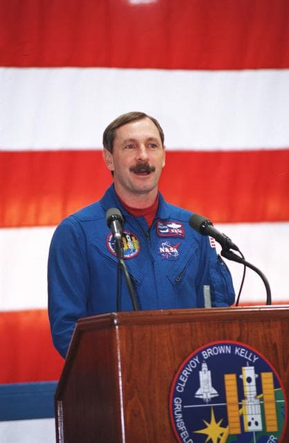 NASA image: STS-103 crew return in building 990, Ellington Field