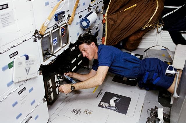 NASA image: Astronaut Michael Foale checks on SSCE on middeck
