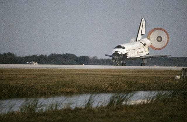 NASA image: Landing of STS-63 Discovery at KSC