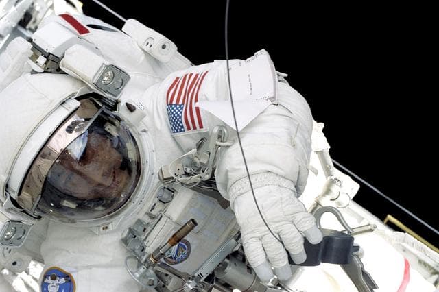 NASA image: MS Lu at work in Atlantis payload bay during STS-106's EVA