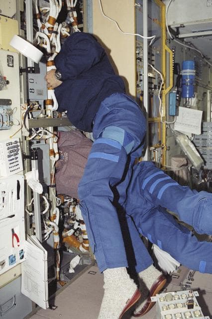 NASA image: Lu & Malenchenko work on storage batteries in Zvezda taken during STS-106