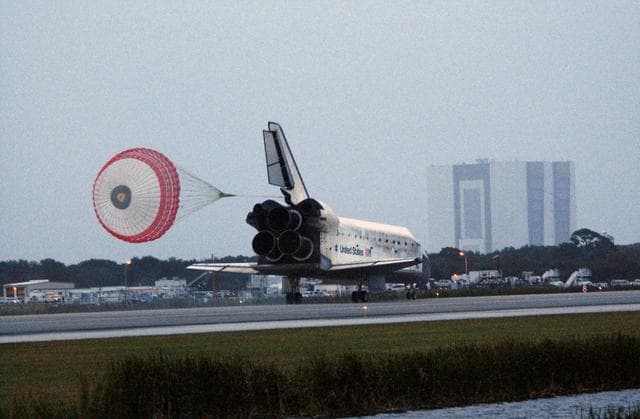 NASA image: STS-116 Landing