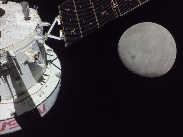 NASA image: Orion Approaches Moon for Outbound Powered Flyby
