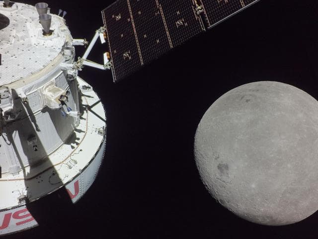 NASA image: Orion Approaches Moon for Outbound Powered Flyby