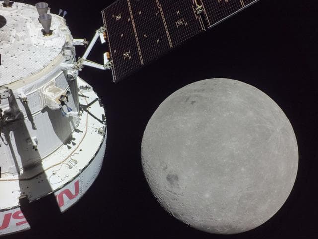 NASA image: Orion Approaches Moon for Outbound Powered Flyby