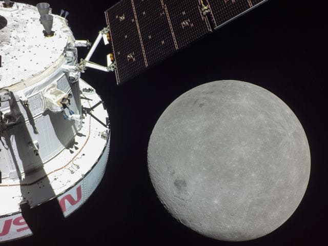 NASA image: Orion Approaches Moon for Outbound Powered Flyby
