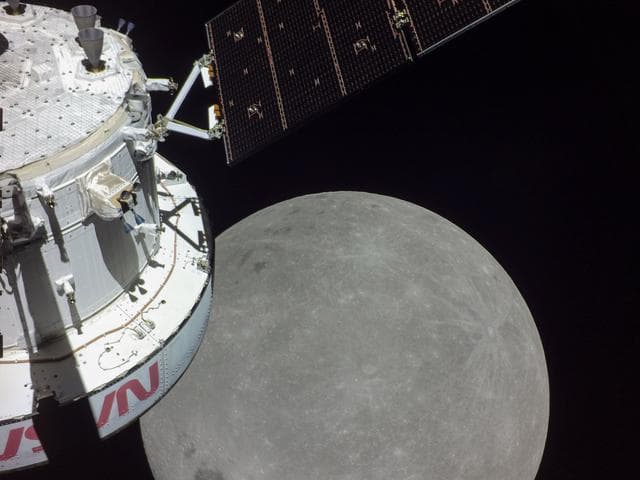 NASA image: Orion Approaches Moon for Outbound Powered Flyby