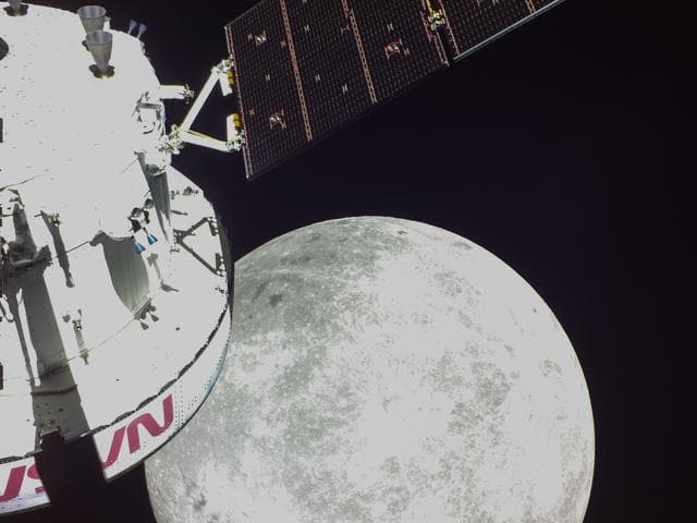 NASA image: Orion Approaches Moon for Outbound Powered Flyby