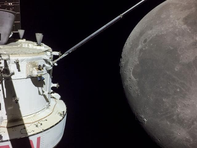 NASA image: Orion Approaches Moon for Return Powered Flyby