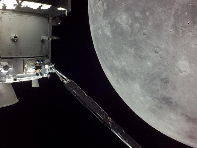 NASA image: Orion Approaches Moon for Return Powered Flyby