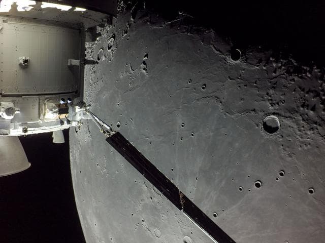 NASA image: Orion Approaches Moon for Return Powered Flyby