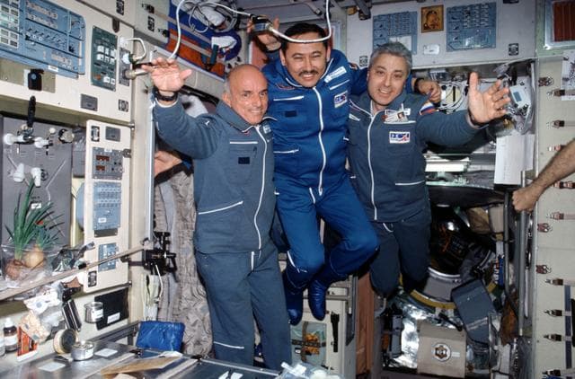 NASA image: iss002-356-011