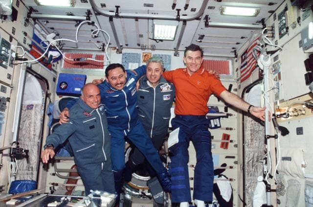 NASA image: iss002-356-012
