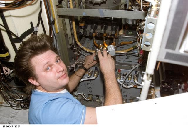 NASA image: Onufrienko makes repairs to the Elektron oxygen generator in the SM during Expedition Four