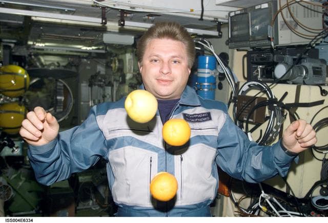 NASA image: Onufrienko with fresh fruit in the Zvezda SM, Expedition Four