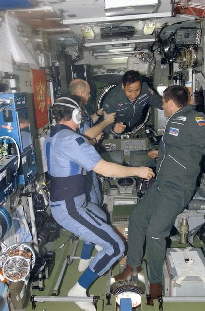 NASA image: Edward Lu floats in SM assisted by Kenneth Bowersox