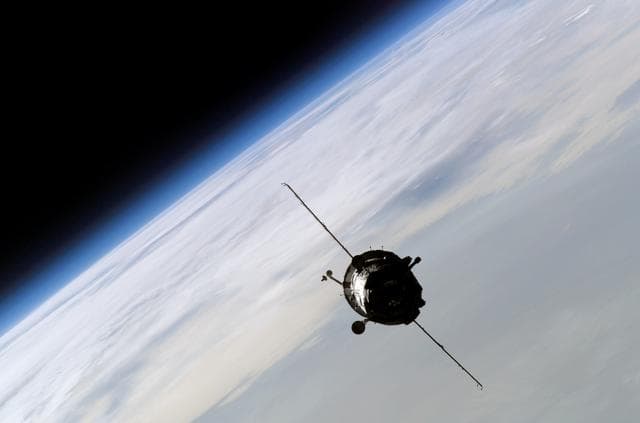 NASA image: Soyuz TMA-3/7S approach