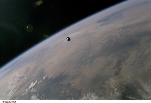 NASA image: Soyuz TMA-3/7S approach