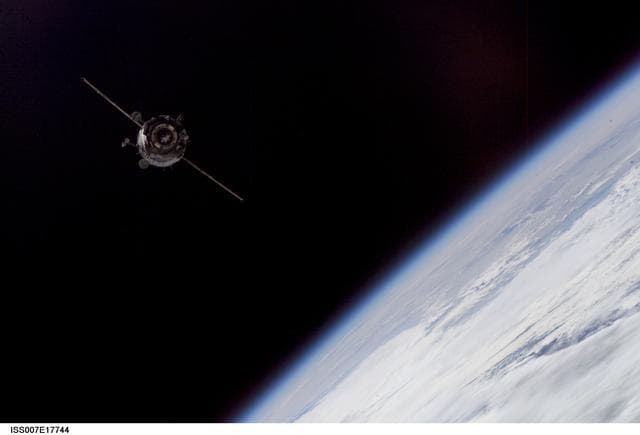 NASA image: Soyuz TMA-3/7S approach