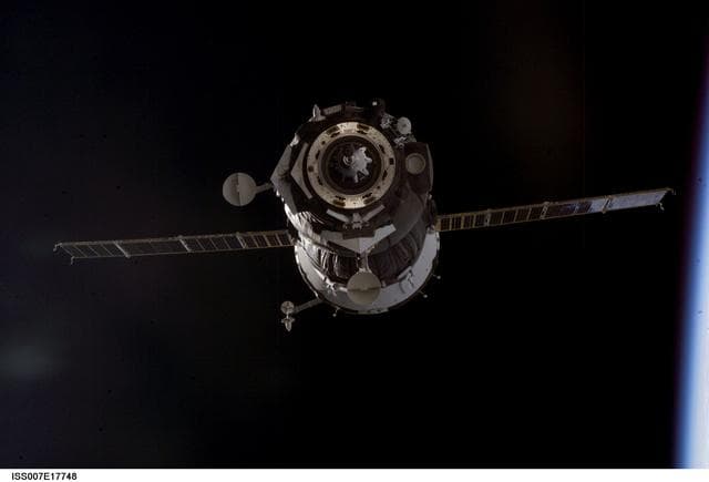 NASA image: Soyuz TMA-3/7S approach