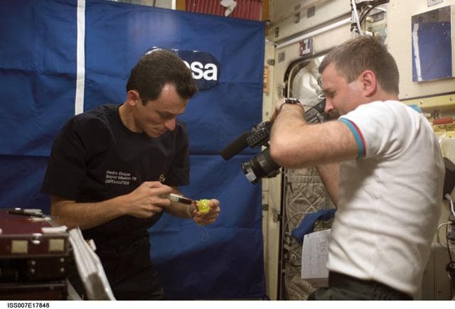 NASA image: Duque performs VIDEO-2 (VID-01) experiment