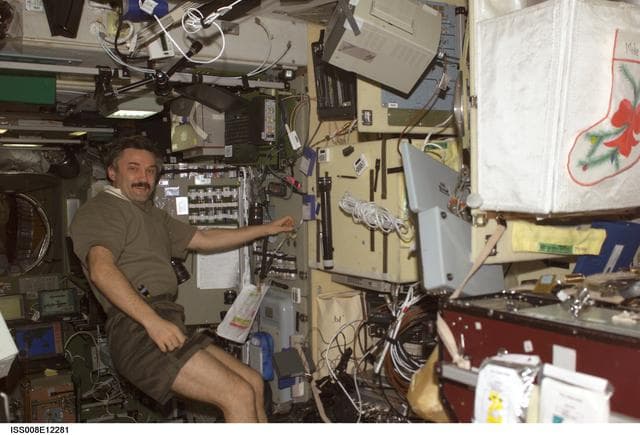 NASA image: Kaleri poses beside the Vozdukh in the SM during Expedition 8