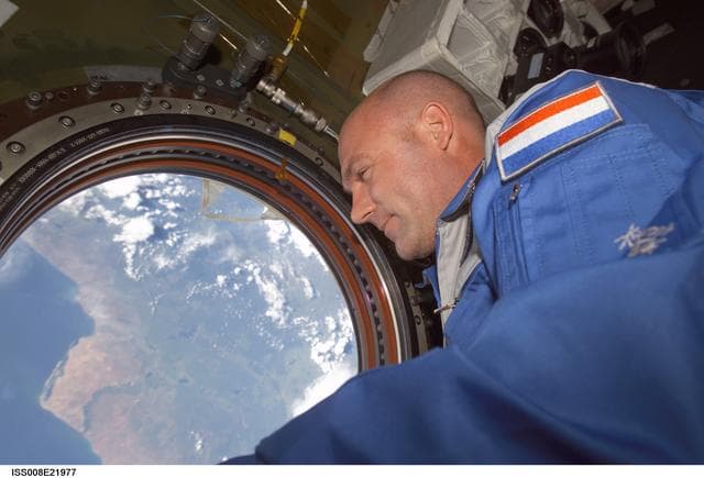 NASA image: Kuipers poses beside the photo quality window in the U.S. Lab during EXP 9 / EXP 8