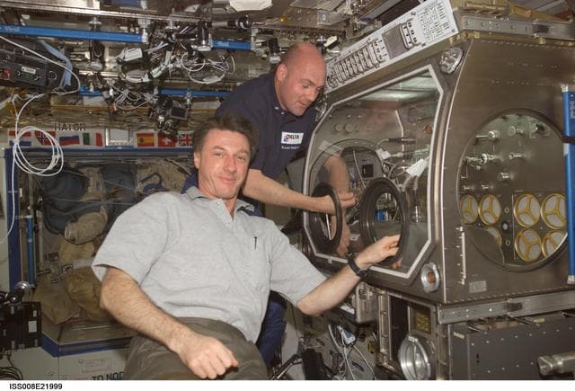 NASA image: Foale and Kuipers work at the MSG during EXP 8 / EXP 9