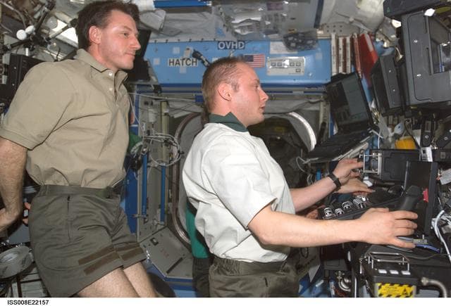 NASA image: Foale observes Fincke as he works the SSRMS controls in the U.S. Lab during EXP 8 / EXP 9