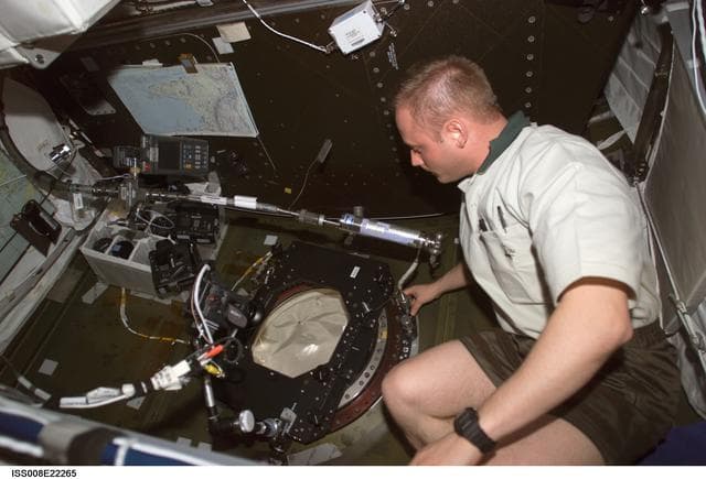 NASA image: Fincke performs IFM at the science window in the U.S. Lab during EXP 9 / EXP 8