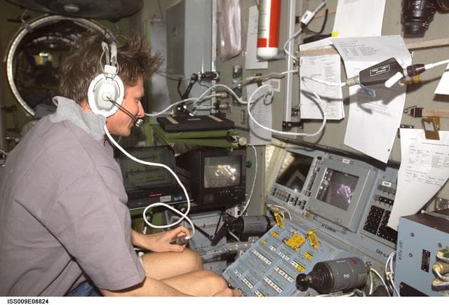 NASA image: Padalka works at the Simvol-Ts workstation in the SM during Progress 14P docking approach OPS on Expedition 9