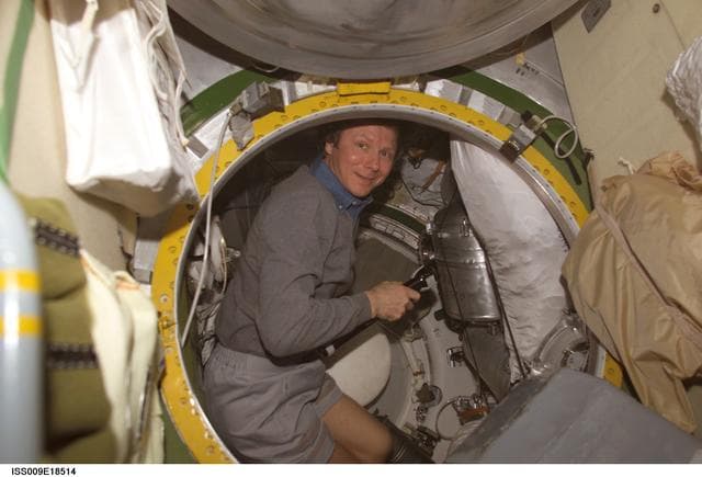 NASA image: Pakalka checks for hatch seal leaks inside the SM Transfer Chamber during Expedition 9