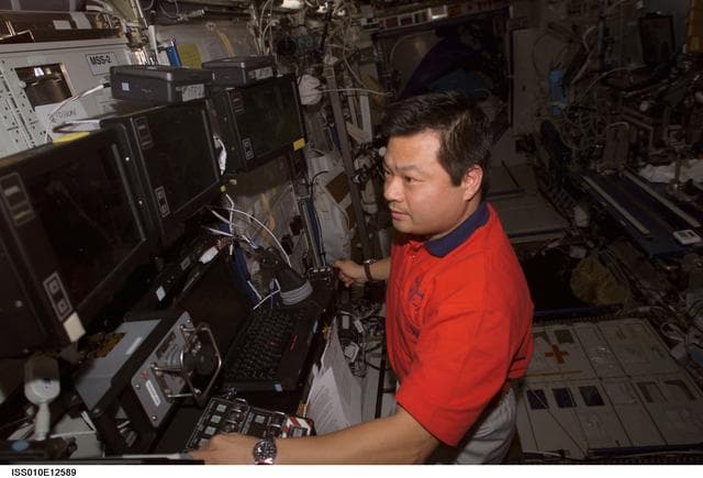 NASA image: Chiao performs MSS Rack training in the U.S. Laboratory taken during Expedition 10