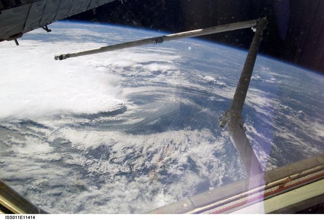 NASA image: RMS arm extended over Earth view